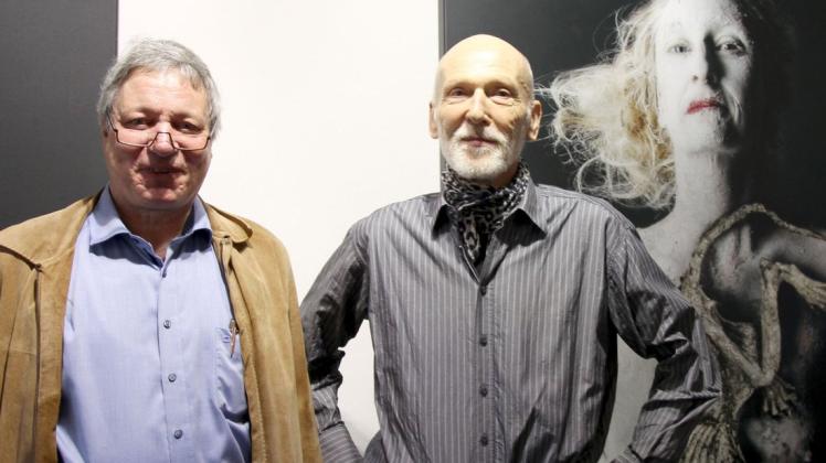 Freuten sich merklich über das große Interesse an der Retrospektive: Stephan Leiwe, stellvertretender Vorsitzender des Kunstvereins, und der Künstler Ulrich Heemann (von links).