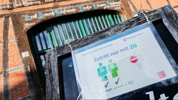 Ein Schild "Zutritt nur mit 2G - geimpft - genesen" steht vor einem Café in der Region Hannover. Es dürfen also derzeit nur Geimpfte und Genesene hinein. Richtig so.