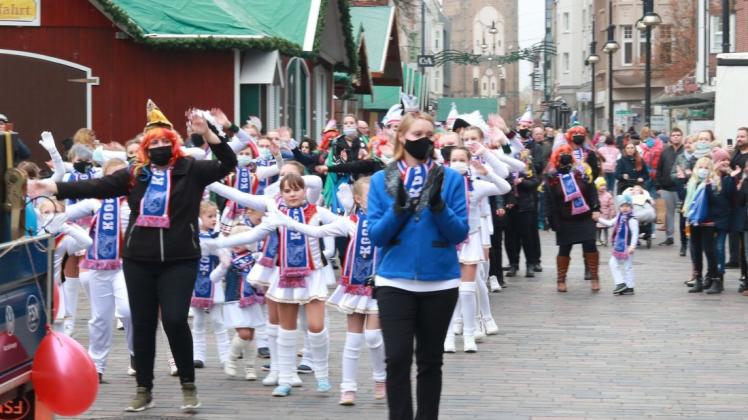 Vom Kröpeliner Tor zum Neuen Markt zogen die drei Rostocker Karneval-Vereine als Auftakt ihrer närrischen Saison.