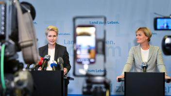 Koalitionsverhandlungen SPD und Linkspartei in MV abgeschlossen. Spitzenkandidatin Manuela Schwesig (SPD) und Simone Oldenburg (Linke) präsentierenden den Entwurf des Koalitionsvertrages, der am Wochenende den Parteigremien zur Abstimmung vorgelegt werden soll.