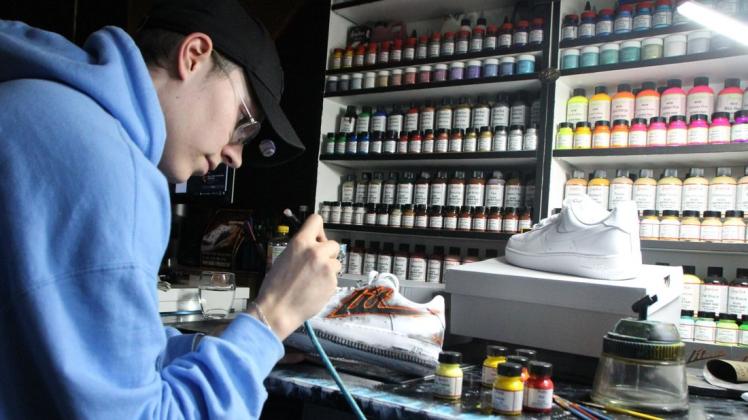 Das Designen von Sneakers ist die große Leidenschaft von Timo Ladewig. Der 24-jährige Eckernförder ist ins Versandgeschäft eingestiegen und verkauft seine "Litshoez" über seine Website. Der junge Kreativ-Unternehmer möchte in Eckernförde oder Kiel ein Geschäft eröffnen.