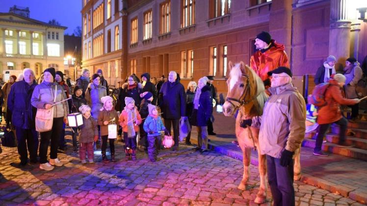 Laternenumzug zum Uni-Jubiläum 2019: Angeführt von St. Martin hoch zu Pferde zogen Kinder mit ihren  Eltern vom Uni-Hauptgebäude zum Rosengarten und zurück.