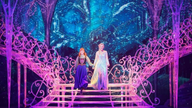 Dürfen sich über die geglückte Premiere der "Eiskönigin" freuen: Sabrina Weckerlin als Eiskönigin Elsa (rechts) und Celena Pieper als Anna, die Schwester der Eiskönigin.
