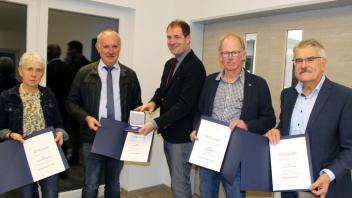 Die Ehrenmedaille für 30 Jahre engagierter Ratsarbeit erhielt Norbert Trame (Zweiter von links) von Benno Trütken (Mitte). Geehrt wurden ebenfalls Mechthild Wessel, Josef Egbert und Hermann Dreising (von links).