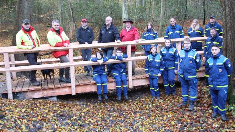 Die neue Mitternachtsbrücke im Stenumer Holz wurde vom THW Ortsverband Hude-Bookholzberg gemeinsam mit der Jugendgruppe aufgebaut.