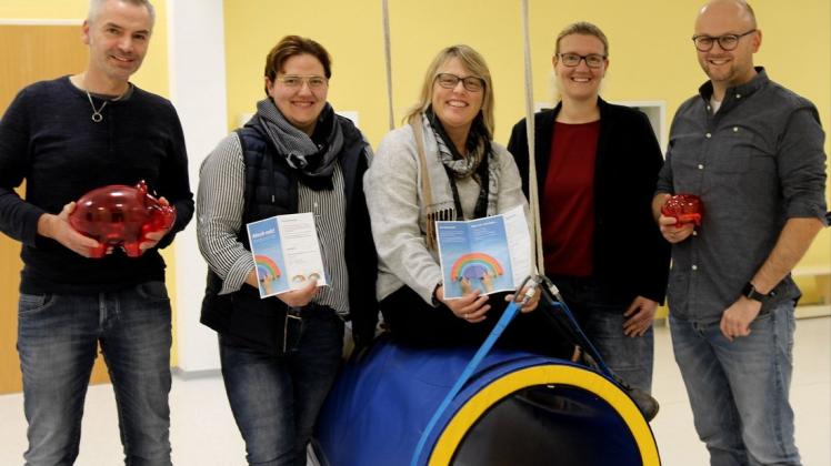 Sie hoffen, dass sich das Spendenschwein des Fördervereins füllt: (von links) Marcus Beutelmann, Silvia Otte, Daniela Rosemann, Marion Wellmeyer und Matthias Ketteler.