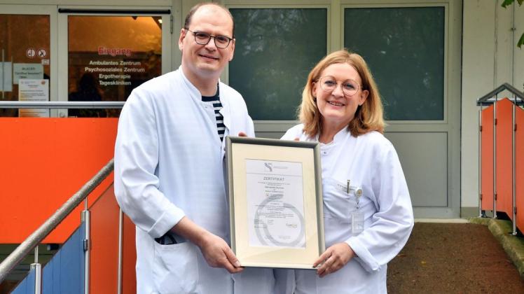 Durch die Gesellschaft für Thrombose- und Hämostaseforschung wurde der Chefärztin Dr. Beate Krammer-Steiner und dem Leitenden Oberarzt Dr. Dietrich Gläser die Zertifizierungsurkunde überreicht.
