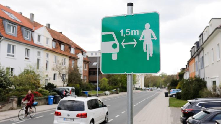 Mai dieses Jahres: An der Knollstraße bringt die Stadt vier Schilder an, die Autofahrer zum Einhalten des Mindestabstandes beim Überholen von Radfahrern ermahnen.