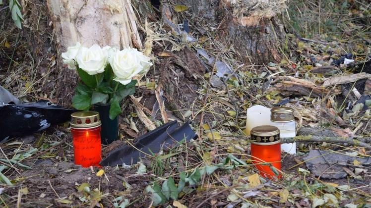 An den Tagen nach dem tragischen tödlichen Unfall zwischen Triglitz und Preddöhl stehen Blumen und Kerzen an der Unfallstelle.