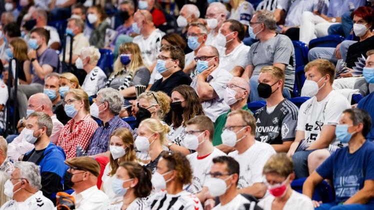 Beim THW Kiel werden die Zuschauer so wie hier Anfang September gegen Balingen-Weilstetten ab sofort wieder eine Maske tragen müssen.
