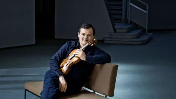Der Geiger Frank Peter Zimmermann spielt am Montag im Symphoniekonzert Osnabrück. Foto: Irène Zandel | hänssler CLASSIC