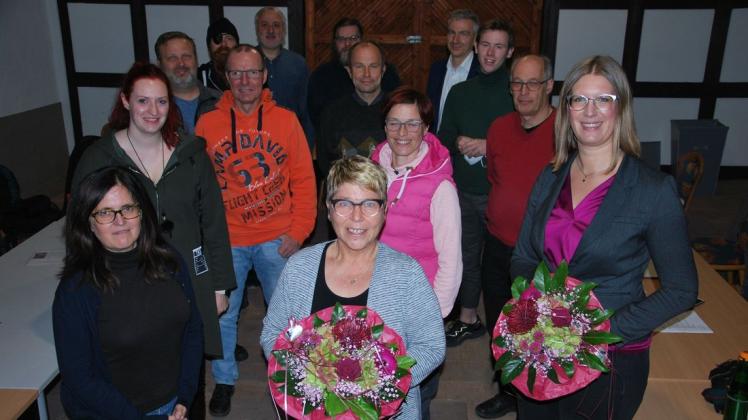 Eine neue Amtszeit beginnt: Der Ortsrat Oldendorf. Blumen gab es für Ortsbürgermeisterin Karin Kattner-Tschorn (vorn, Mitte) und ihre Stellvertreterin Anna-Margaretha Stascheit (vorn, rechts).
