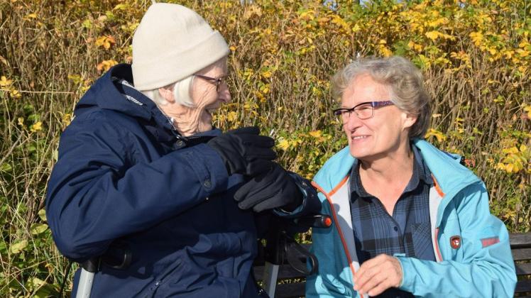 Helga Harder (rechts) geht regelmäßig mit Gudrun Holm spazieren. Die beiden reden über Gott und die Welt und lachen viel miteinander.