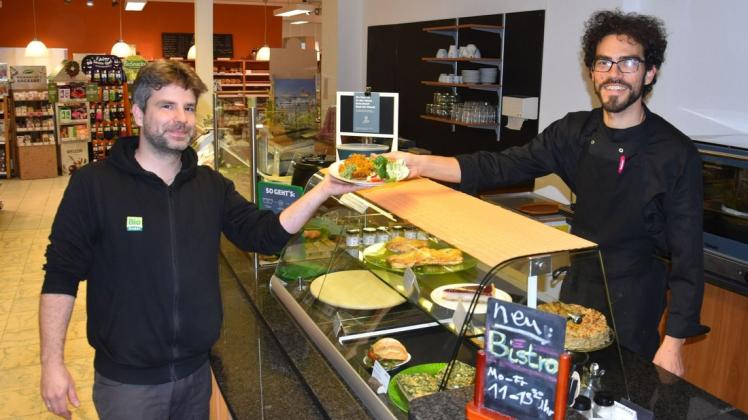 Ab sofort steht Erik Salas Lara (r.) am Tresen von Ben Görlichs Biomarkt und gibt von Montag bis Freitag frisch gekochte Gerichte aus.