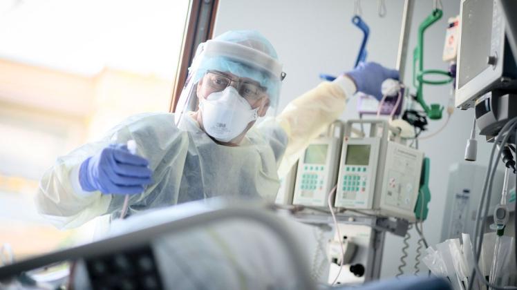 Mit steigenden Ansteckungszahlen nehmen auch die Corona-Patienten in den Rostocker Krankenhäusern zu.
