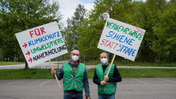 Protest gegen den Ausbau der Straße: Friederic Schmandt (links) und Jens Carstensen von den Grünen in der Gemeinde Klein Offenseth-Sparrieshoop.