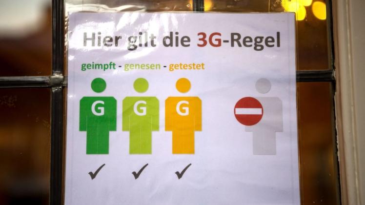 Ein Schild weist auf die 3G-Regelung hin: Geimpft, genesen, getestet.