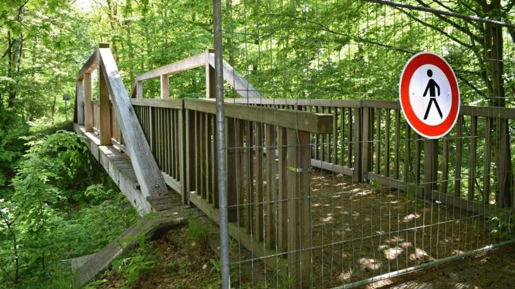 Die Brücke über die Bahngleise bei Friedrichsthal ist gesperrt. Das Holz ist marode, ein Überqueren wäre lebensgefährlich.
