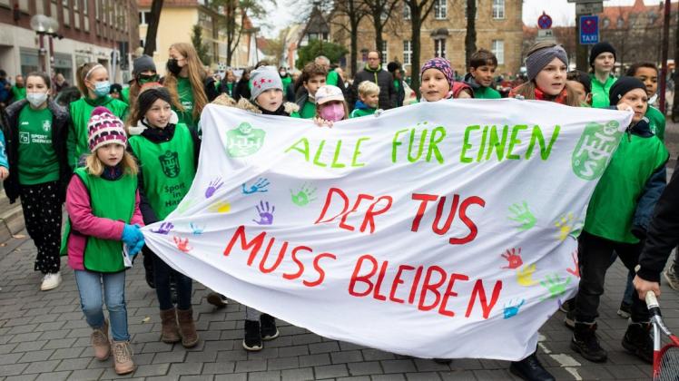 Demo vor dem Theater: TuS Haste protestiert in Osnabrück wegen desdrohenden Verlust des Sportgeländes ab 2024. Foto: Swaantje Hehmann