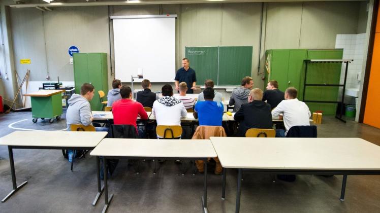 Nach der vom Landkreis Rostock angekündigten Schließung der Berufsschule in Bad Doberan sollen die Auszubildenden in Güstrow und Rostock unterrichtet werden.
