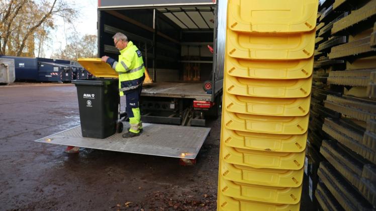 Vorbereitung für die spätere Auslieferung: Alba-Mitarbeiter Peer Brandt prüft eine der neuen Gelben Tonnen. Hagenow ist der Umschlagplatz für die 80.000 Behälter, die derzeit im ganzen Landkreis verteilt werden.