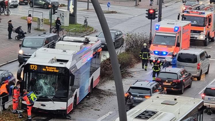 Schwerer Unfall Mit Linienbus – Fahrer Verletzt | SHZ