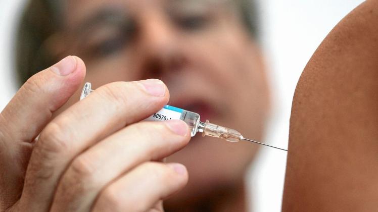 Die Drähte der Hausarztpraxen in Eutin glühen: Neben der Drittimpfung gegen Corona steigt die Nachfrage für Grippeschutzimpfungen.