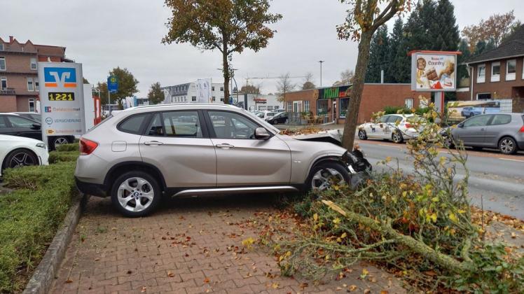 Das verunfallte Auto hat sich auf der Meppener Straße in Lingen in einen Baum verkeilt.