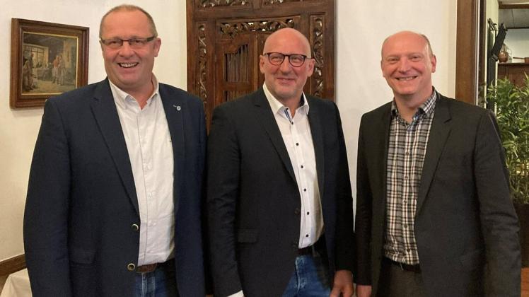 Ansgar Mey (Mitte) bleibt Bürgermeister von Messingen, sein Stellvertreter ist Franz Focks (links). Erster Gratulant war Frerens Samtgemeindebürgermeister Godehard Ritz.