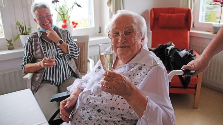 Na, dann zum Wohl! Auf die nächsten 100? Johanna Heise sieht das mit Humor, obwohl sie ihren 100. Geburtstag „gruselig“ findet.