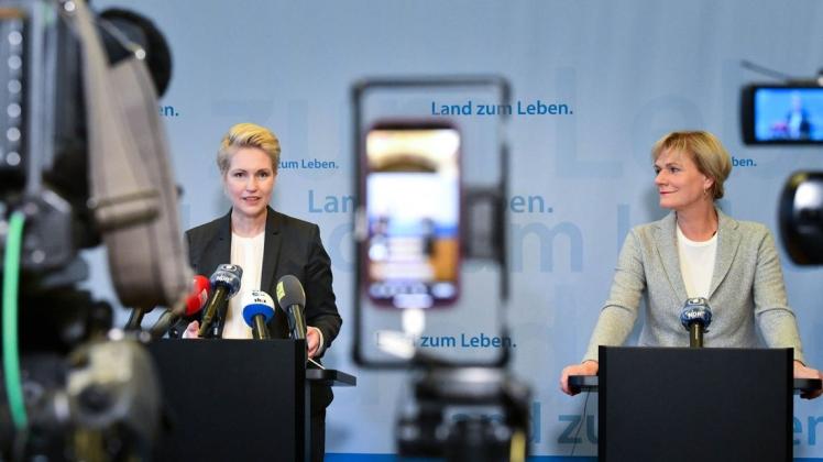 Manuela Schwesig (SPD) und Simone Oldenburg (Linke/rechts) präsentieren den Entwurf des Koalitionsvertrages, der am Wochenende den Parteigremien zur Abstimmung vorgelegt werden soll.
