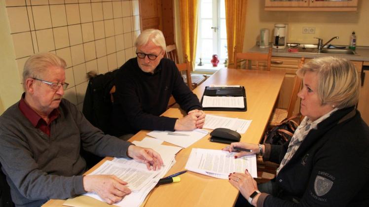 Georg Schröer, Helmut Fühner und Christel Kemper (von links) unterhalten sich in einer Gesprächsrunde über die Ziele der Meppener Seniorenvereinigung.