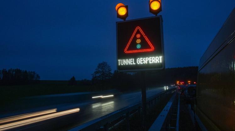 Weil die technischen und sicherheitsrelevanten Anlagen im Lärmschutztunnel Dissen gewartet werden, wird ein Teilstück der A33 gesperrt. (Symbolfoto)