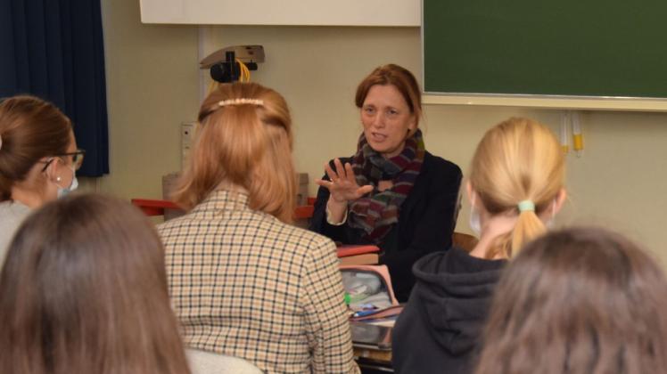 Ministerin Karin Prien spricht mit Achtklässlern, die bilingualen Geschichtsunterricht erhalten.
