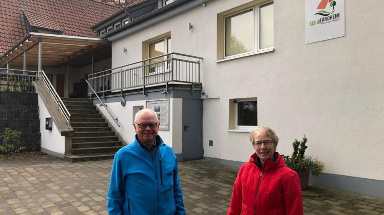 Seit dem Ende der Sommerferien sind die Belegungszahlen wieder auf gewohntem Niveau: Die Trägervereinsvorsitzende Christel Steinkamp und Beisitzer Willi Rottmann freuen sich über die aktuelle Entwicklung beim Schullandheim in Mentrup-Hagen.