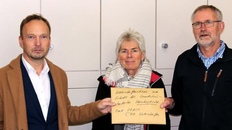 Kai-Ingwer Bendixen und Christiane Pareike von der CDU-Fraktion in der Gemeindevertretung Steinbergkirche überreichten die gesammelten Listen mit 570 Unterschriften an Bürgermeister Johannes Erichsen (v. li.).