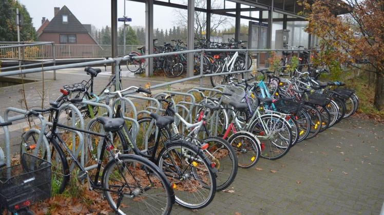 Noch stehen die Fahrräder frei zugänglich am Horster Bahnhaltepunkt. Eine abschließbare Abstellanlage könnte mehr Sicherheit bringen.