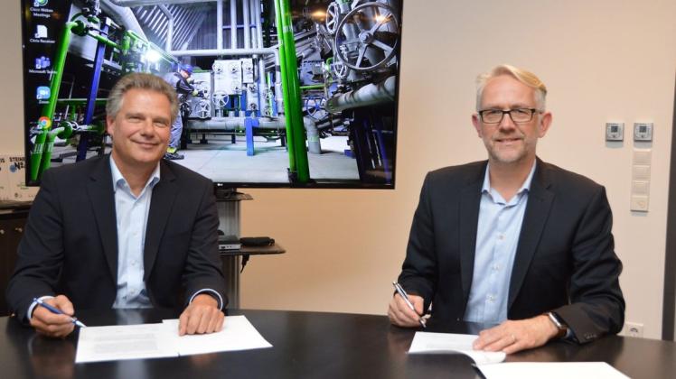 Unterschreiben einen Vertrag über zwei Jahre: Jörg Warnke und Torsten Fischer.