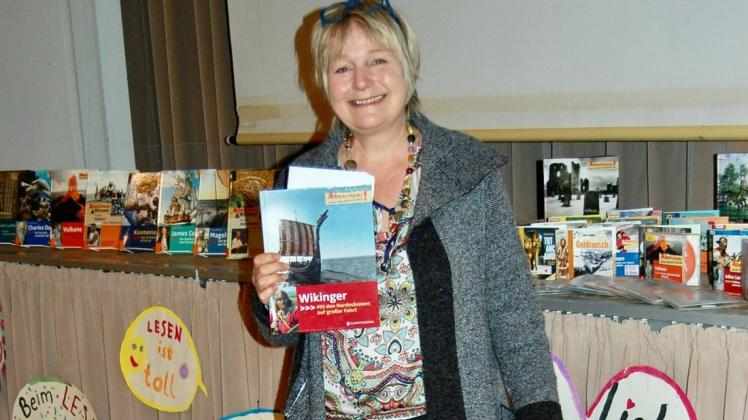 Autorin Maja Nielsen mit spannender Wikinger-Lektüre.