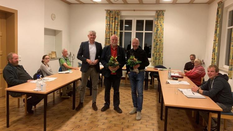 Kleine Blumensträuße erhielten Rudolf Winkelmann (stehend, Mitte) und Ralf Bergander (stehend, r.) nach ihrer Wahl zum Ortsbürgermeister sowie stellvertretenden Ortsbürgermeister. Der Bramscher Verwaltungsleiter Heiner Pahlmann gratulierte. Eingerahmt wurde das Trio von den weiteren Ortsratsmitgliedern aus Pente.