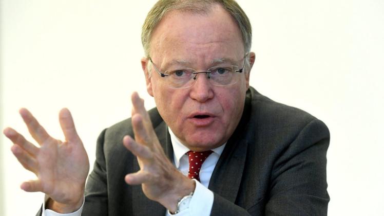 "Ungeimpfte werden nicht mehr viele Möglichkeiten haben, am öffentlichen Leben teilzunehmen": Niedersachsens Ministerpräsident Stephan Weil (SPD) hat am Freitag in Hannover harte 2G-Regeln angekündigt.