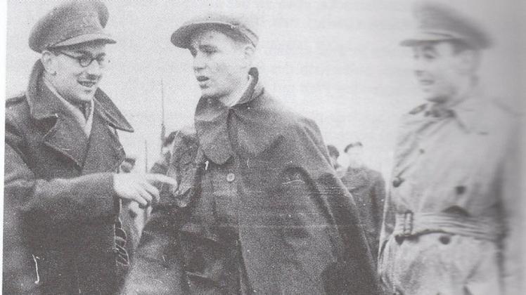 Willi Herold (Mitte) erhält im Lager Aschendorfermoor Anweisungen für die Exhumierung.