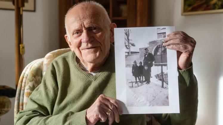 Er starb als Klaus Christian Ludloff zehn Jahre alt war: Der heute 92-jährige Kieler mit einem Bild, das seinen Vater vor Ausbruch des Krieges zeigt.