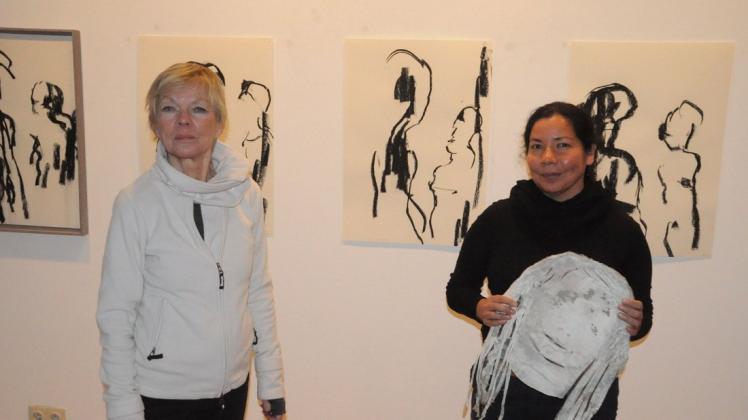 Zwei Künstlerinnen in Warnemünde: Bente Stokke (l.) schuf die Kohlezeichnungen im Hintergrund. Tania Bedrinana ist unter anderem Schöpferin von Papierinstallationen.