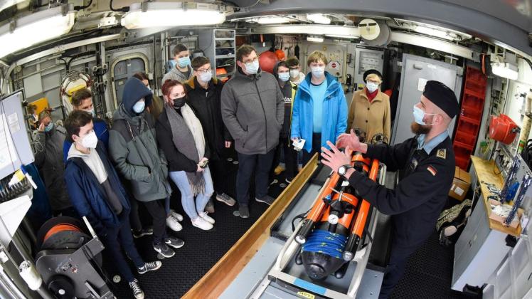 Neugierige Besucher: Sonarmeister Bastian Reuter erklärt einer Besuchergruppe an Bord des Minenjagdbootes „Fulda“ eine Unterwasserdohne vom Typ „Seefuchs“, die zum Identifizieren von Munition und Minen eingesetzt wird.