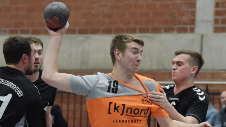 Die HSG Grüppenbühren/Bookholzberg um Carsten Jüchter (am Ball) steht in der Handball-Landesliga vor einem Spitzenspiel. (Archivfoto)