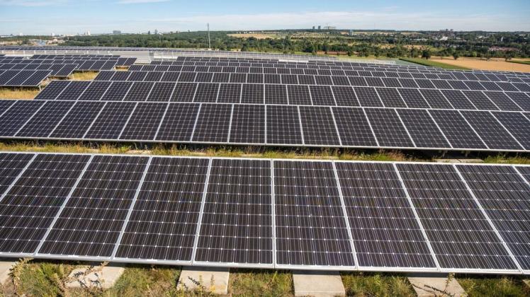 Das Interesse großer Investoren Solarparks auf Freiflächen in Nordfriesland zu bauen, steigt enorm. Ob das Land den bau steuern oder gar regulieren soll, hat der Kreistag noch nicht beschlossen.