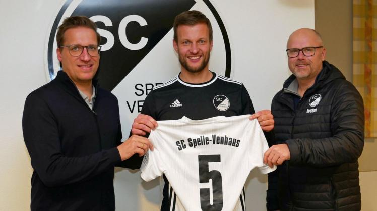 Das Trikot zeigt es: Trainer Hanjo Vocks (M.) geht beim SC Spelle-Venhaus ins fünfte Jahr. Markus Schütte (l.) und Jürgen Wesenberg sind zufrieden.