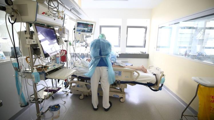 Ärzte und Pfleger untersuchen einen Patienten auf der Covid-19 Intensivstation im SRH Waldklinikum. Hier werden derzeit 13 an Covid-19 erkrankte Menschen intensivmedizinisch versorgt.