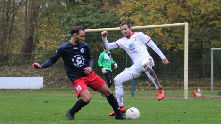 Mann des Tages: Dimitrios Kokaridas (links) erzielte das Tor zum 1:0-Endstand für den VfL Pinneberg.